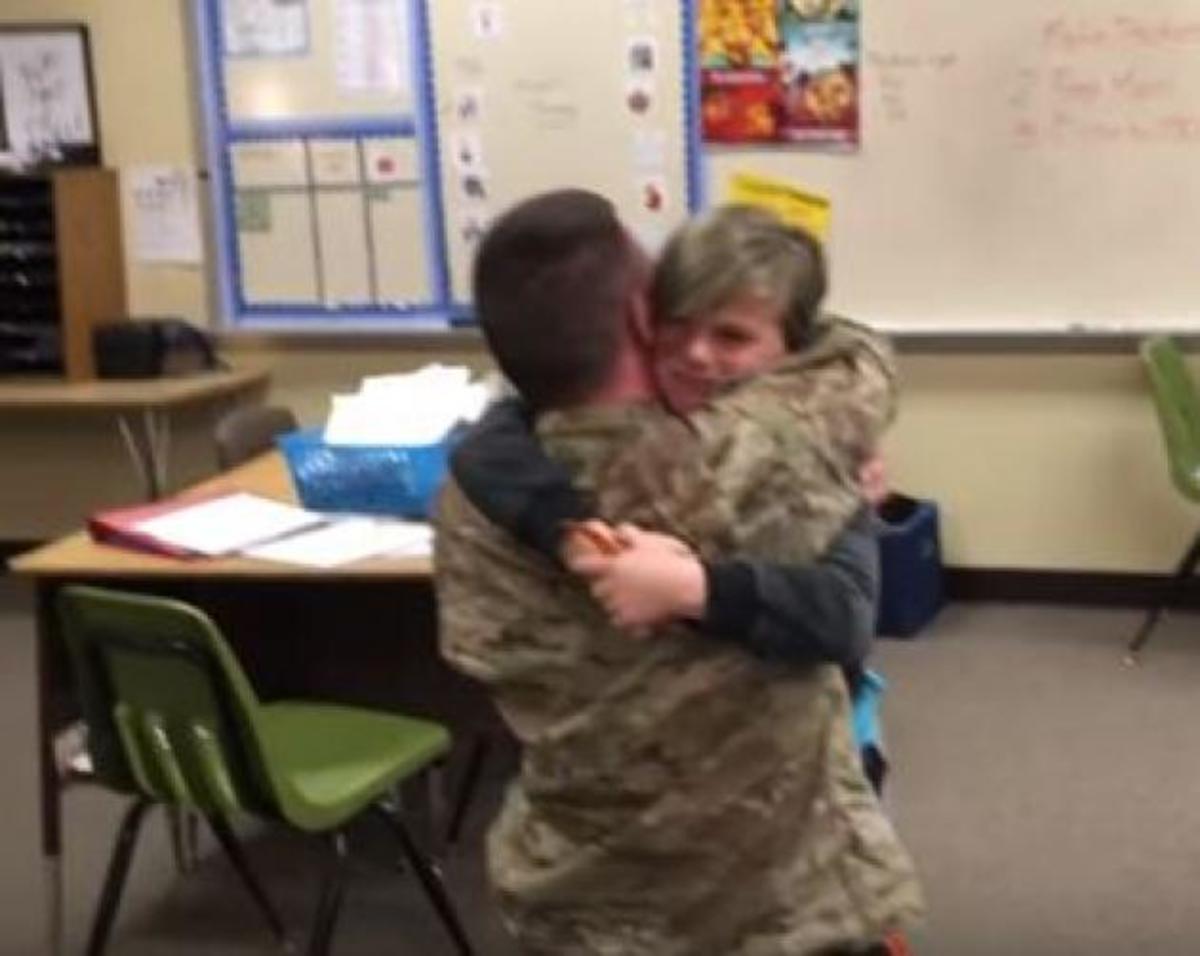 Δάκρυα χαράς! Στρατιώτης επιστρέφει μετά από 10 μήνες στο σπίτι του! Η απίστευτη έκπληξη στο γιο του