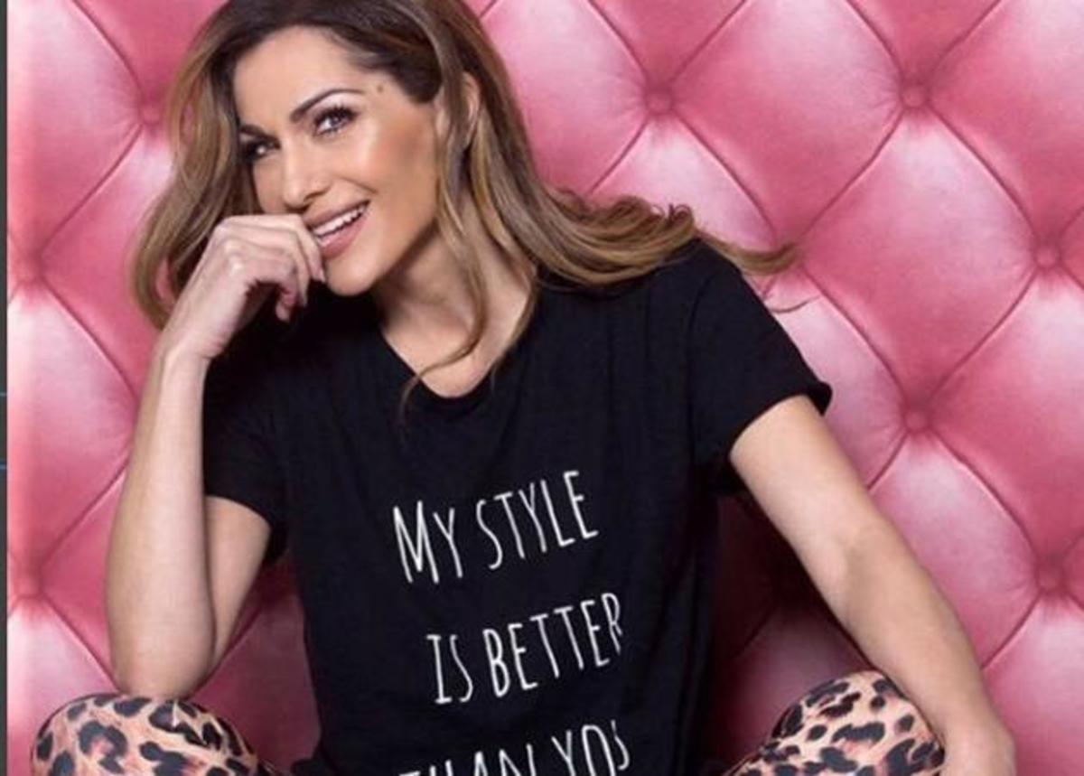 Δέσποινα Βανδή: Βάζει ψεύτικες βλεφαρίδες στο καμαρίνι της! Βίντεο