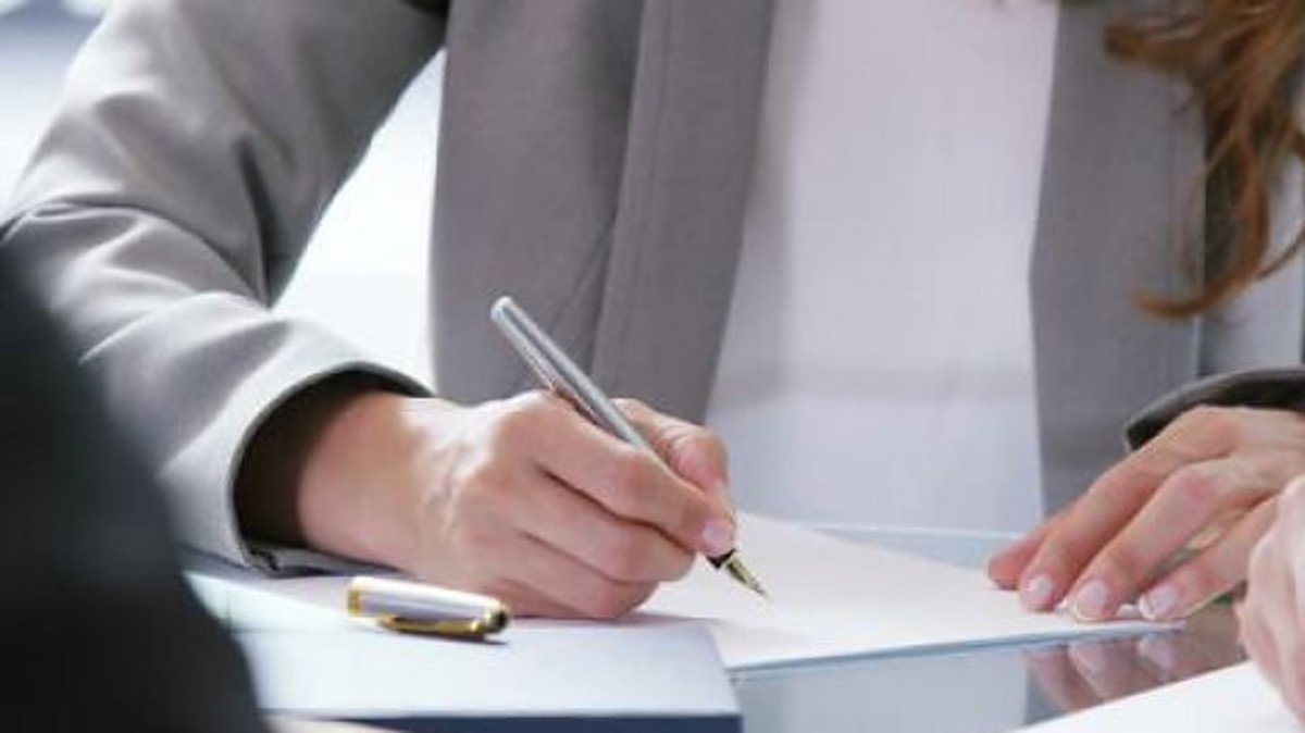 Αδίστακτη επιχειρηματίας είπε ψέμματα στην ετοιμοθάνατη μητέρα της για ν’ αρπάξει την περιουσία της αδελφής της!
