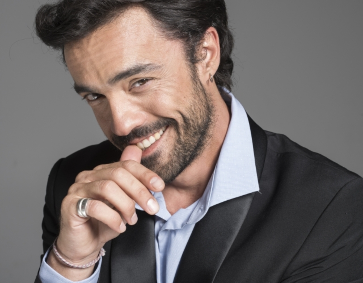 Δημήτρης Κουρούμπαλης: Δείτε τον αγκαλιά με την σύντροφό του!