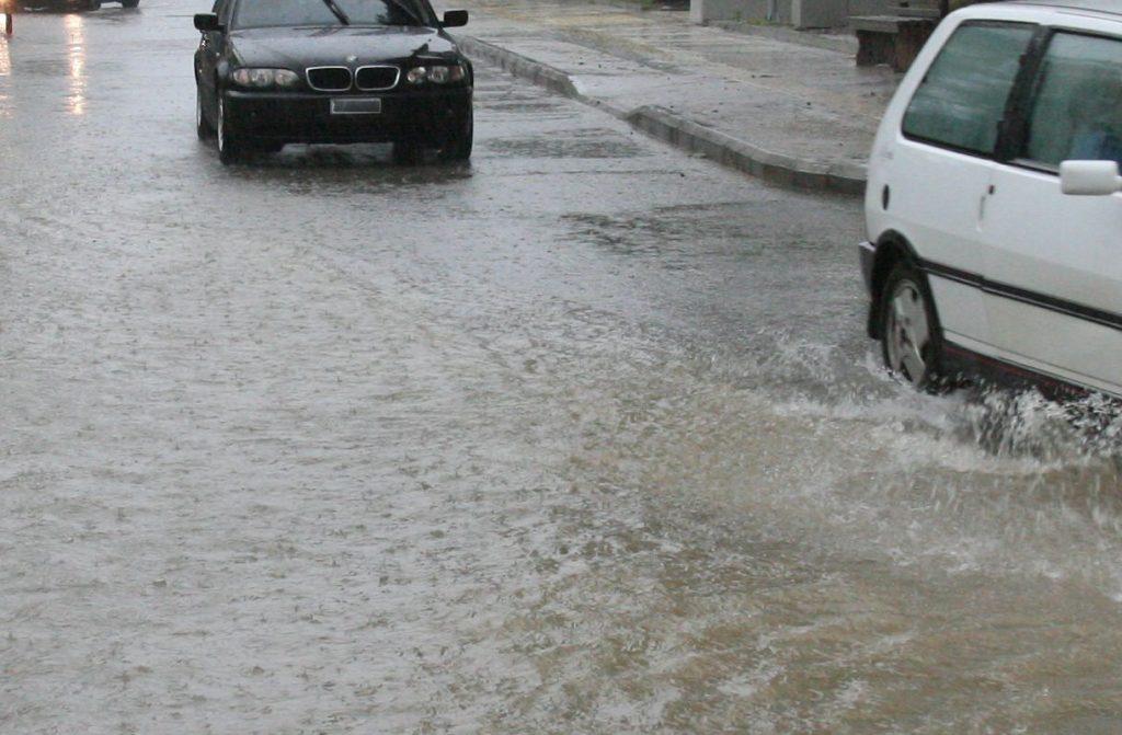 Διακόπηκε η κυκλοφορία στην Εθνική Οδό Αθηνών – Θεσσαλονίκης γιατί πλημμύρισε ο δρόμος