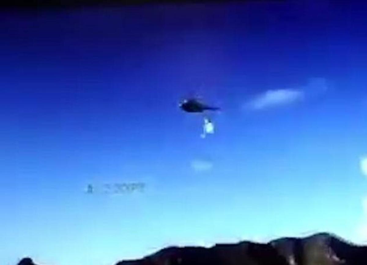 Συγκλονιστικό βίντεο: Αλεξίπτωτο μπλέκεται στον έλικα ελικοπτέρου προκαλώντας την συντριβή του