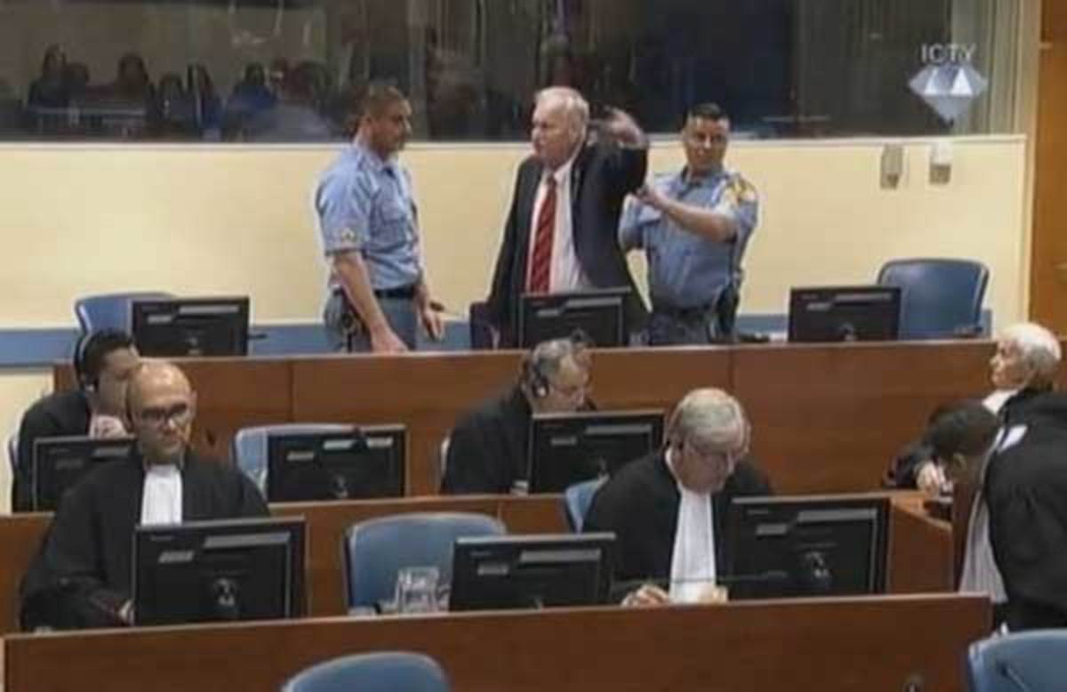 Ένοχος ο Ράτκο Μλάντιτς - Χάος στην δίκη! Άρχισε να φωνάζει και τον έβγαλαν από την αίθουσα!