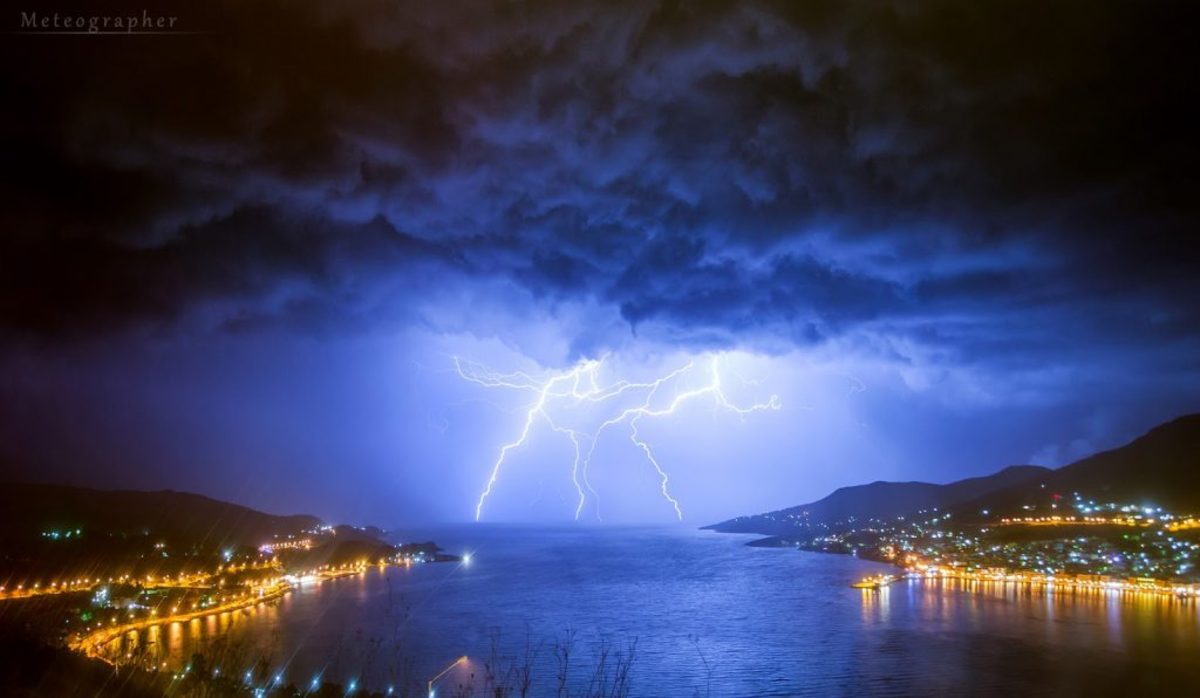 "Χορός" των κεραυνών στον κόλπο του Βαθέος Σάμου