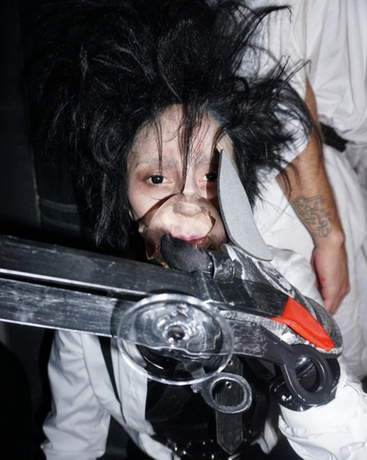 Τραγουδίστρια μεταμφιέστηκε σε “Ψαλιδοχέρης” για το Halloween και το αποτέλεσμα ήταν φανταστικό!