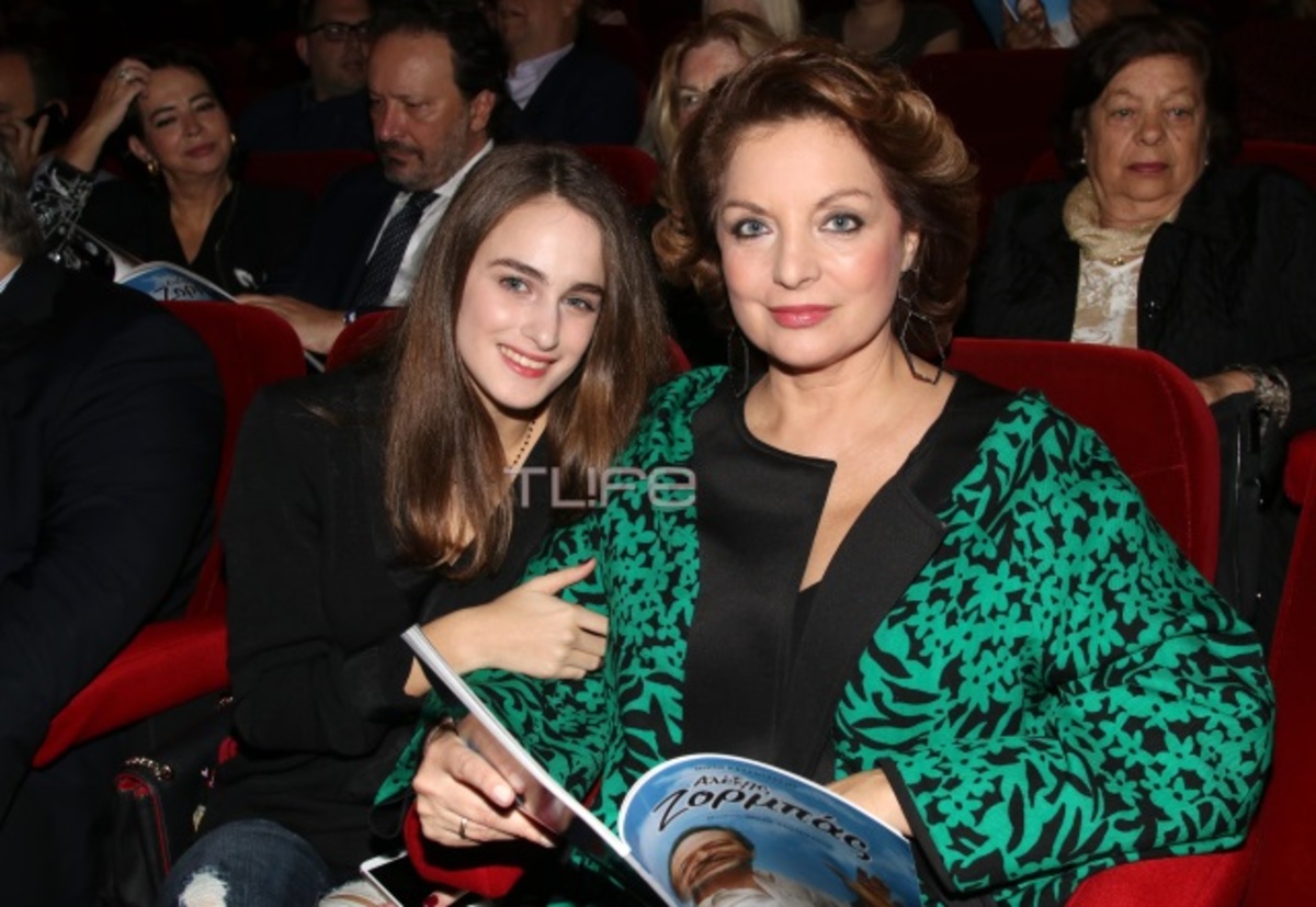 Άντζελα Γκερέκου: Βραδινή έξοδος με την κόρη της!