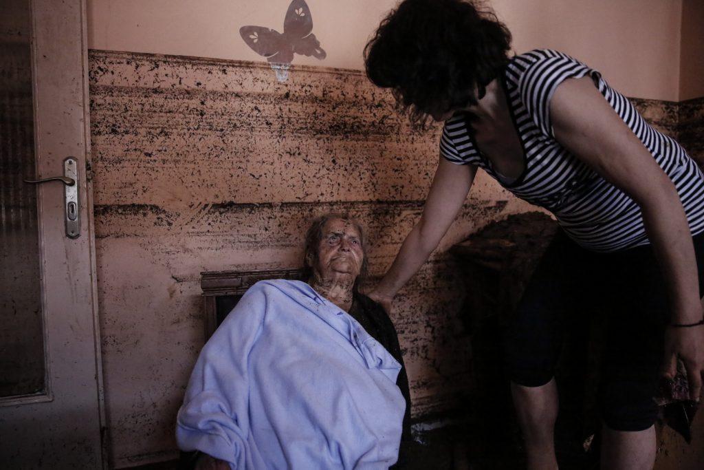 Η στιγμή της διάσωσης βαριά τραυματία και ηλικιωμένης στην Μάνδρα