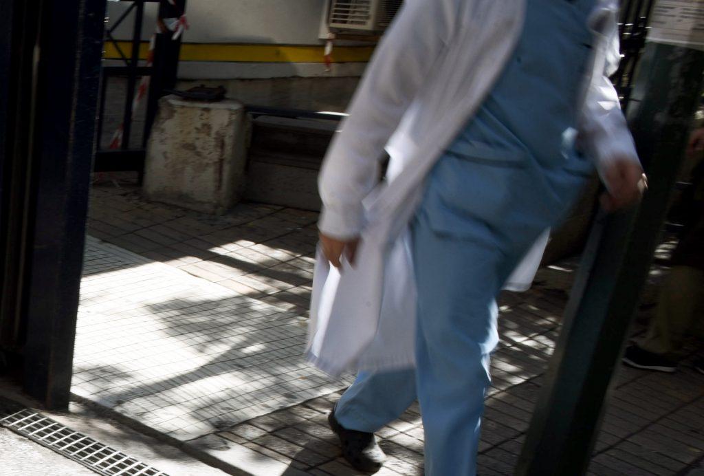 Θεσσαλονίκη: Έπιασαν γιατρό για φακελάκι στο “Παπαγεωργίου”