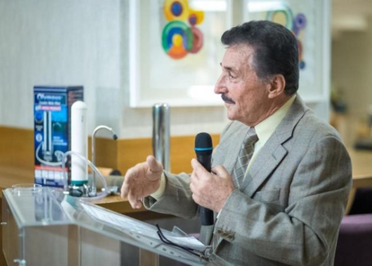 Ποιος διάσημος Έλληνας τραγουδιστής είναι ο γιος του γνωστού επιχειρηματία στο χώρο του νερού; [pics]