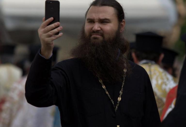 Πάτρα: Οι selfie του παπά στον Άγιο Ανδρέα που τράβηξαν τα βλέμματα! [pics]