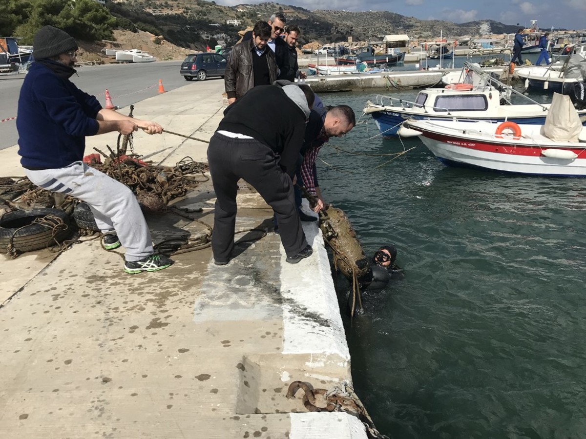 Ηράκλειο: Ο βυθός έκρυβε από χαλιά και λάστιχα μέχρι σχοινιά και ηλιακό θερμοσίφωνα [pics]
