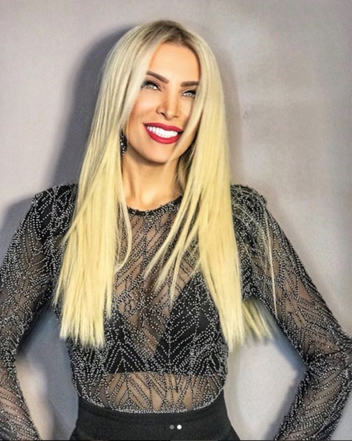 Κατερίνα Καινούργιου: Στόλισαν στο πατρικό της σπίτι και ποζάρει χαρούμενη στο δέντρο!