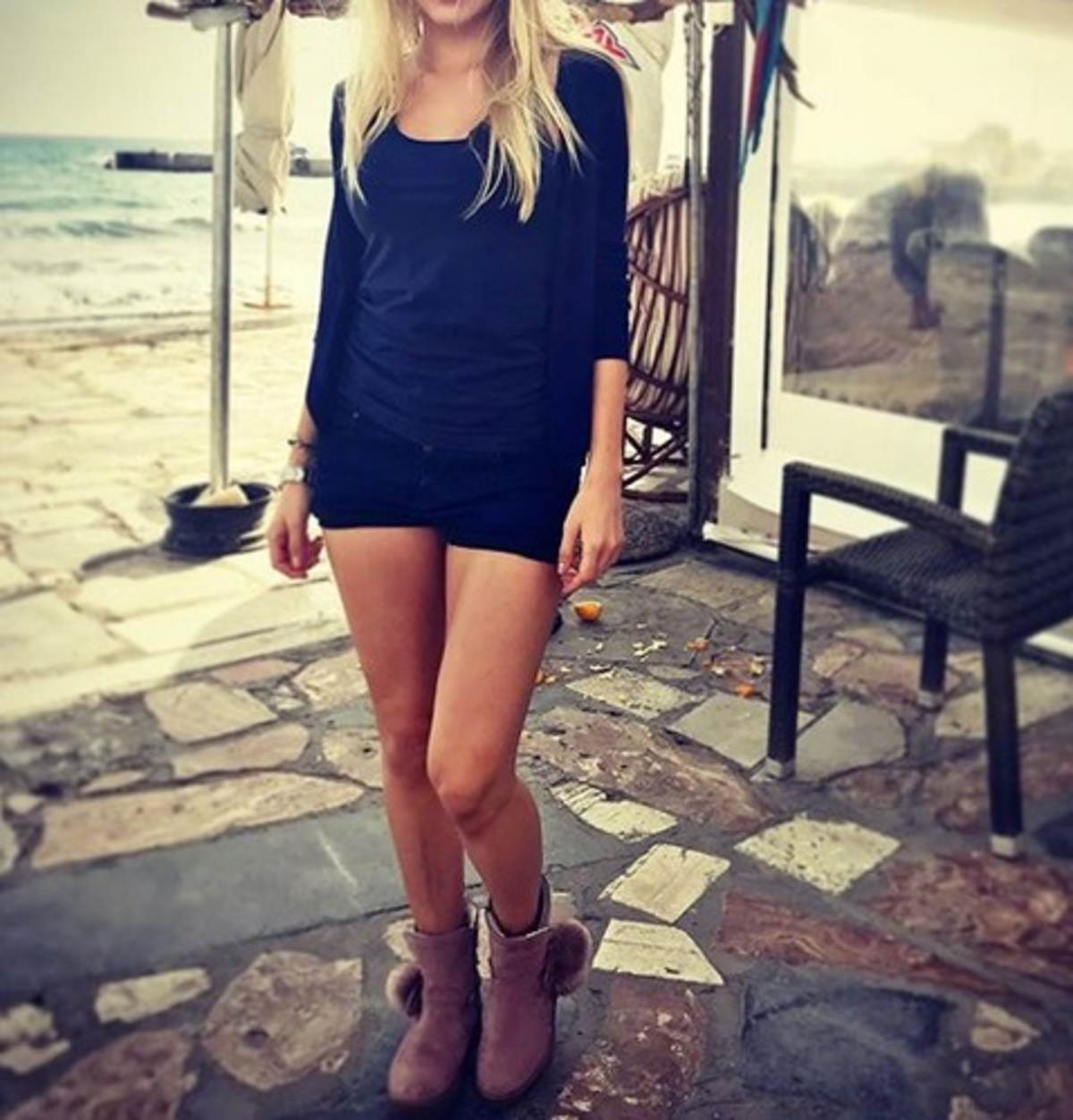 Ελληνίδα ηθοποιός κυκλοφορεί ακόμη με καυτό σορτς και μπότες!