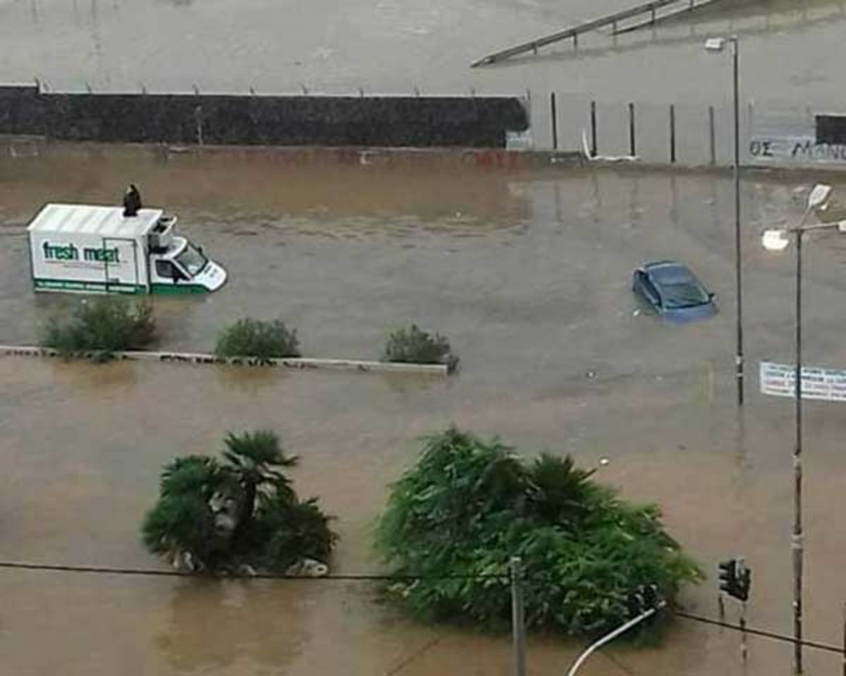 Νεο κύμα κακοκαιρίας σαρώνει την Αττική - Εικόνες σοκ στο Κερατσίνι! - Παρασύρθηκαν αυτοκίνητα! Κλειστοί δρόμοι - Δεύτερο κύμα κακοκαιρίας από το βράδυ