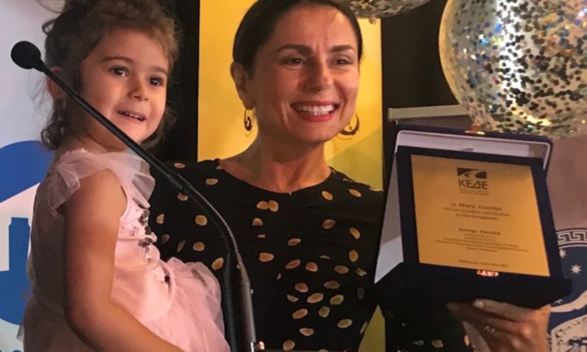 Μαίρη Κούστας: Η ηθοποιός και συγγραφέας από τη Μελβούρνη με τις 23 εξωσωματικές