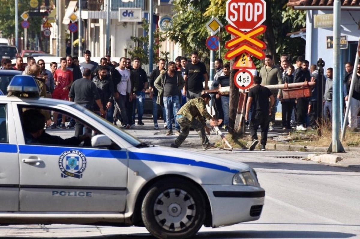 Λάρισα: Έσπασαν τις μπάρες στις γραμμές του τρένου – Επεισόδια για τον θάνατο του 10χρονου παιδιού [pics]