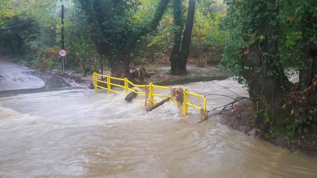 Λάρισα: Δύο άνθρωποι κινδύνευσαν από την κακοκαιρία! Μεγάλες καταστροφές [pics, vid]