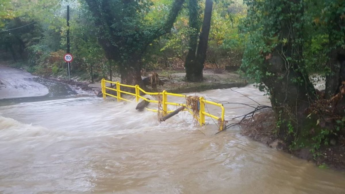 Λάρισα: Δύο άνθρωποι κινδύνευσαν από την κακοκαιρία! Μεγάλες καταστροφές [pics, vid]