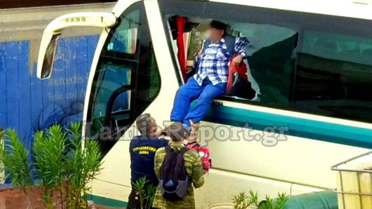 Νέα Πέραμος: Εικόνες που κόβουν την ανάσα – Δραματικές διασώσεις από λεωφορείο – Σε κατάσταση πανικού οι επιβάτες [pics, vid]