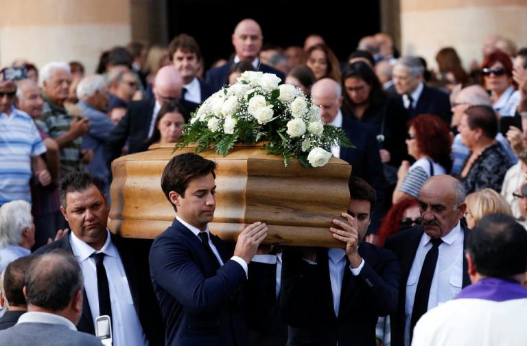 Χιλιάδες κόσμου στην κηδεία της Μαλτέζας δημοσιογράφου – “Παρών” και ο Ταγιάνι [pics]