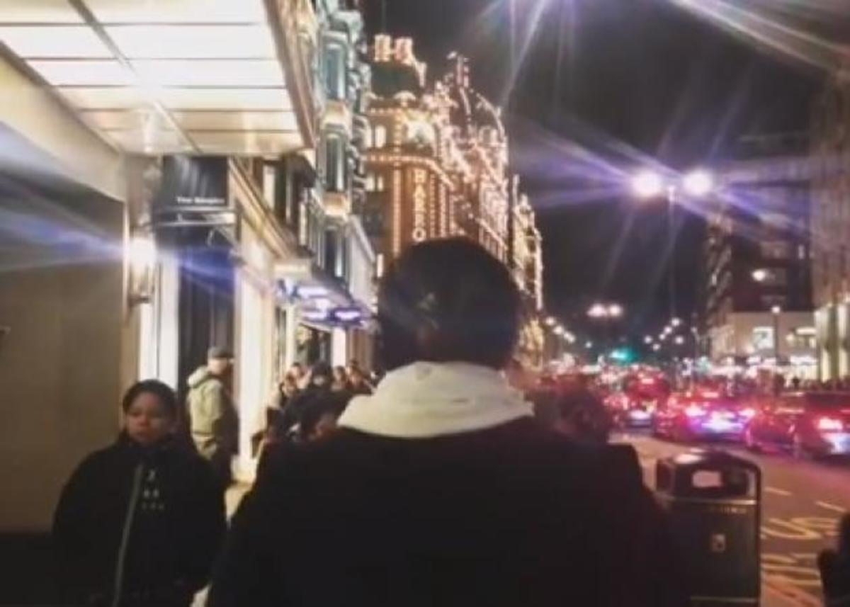 Ποιος Έλληνας τραγουδιστής ζει ήδη… Χριστούγεννα στο Λονδίνο; Βίντεο