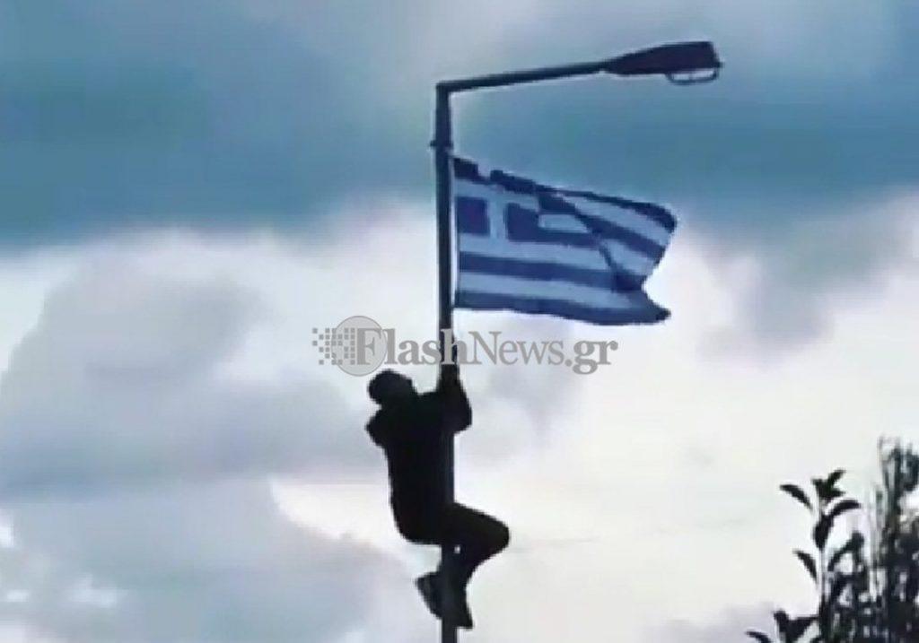 Κρήτη: Κρέμασαν παντού ελληνικές σημαίες για συμπαράσταση στον μαθητή που πήρε αποβολή!