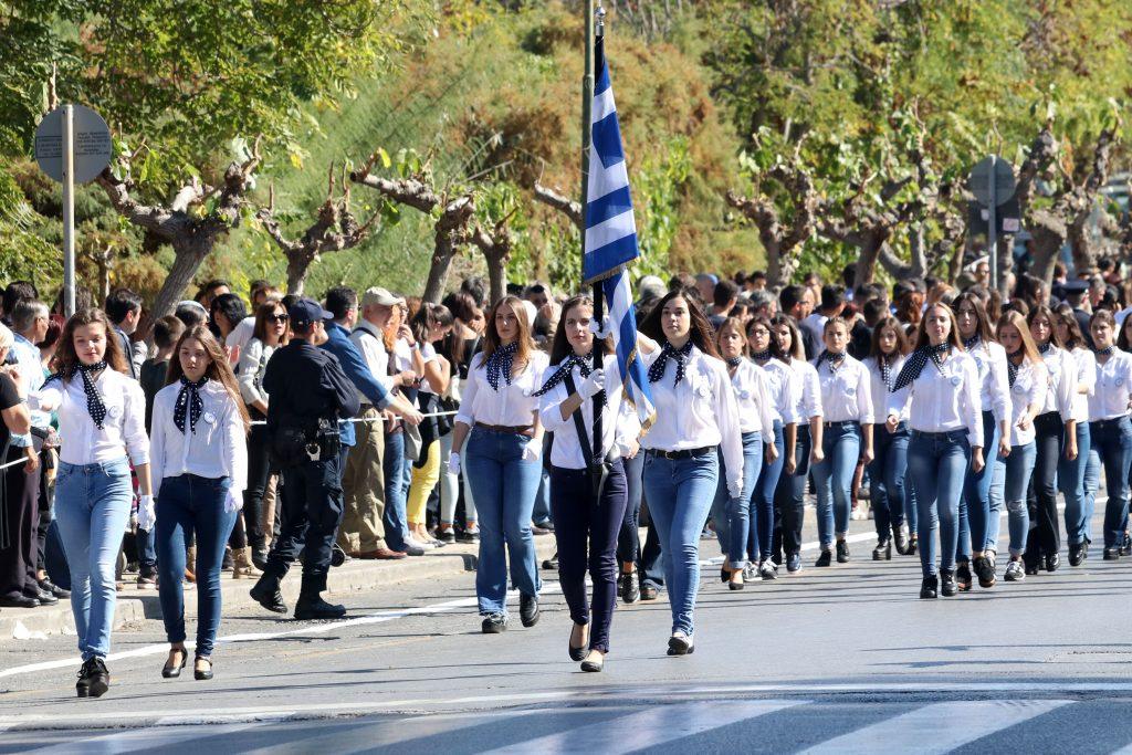 υπουργείο Παιδείας παρέλαση σημαιοφόροι