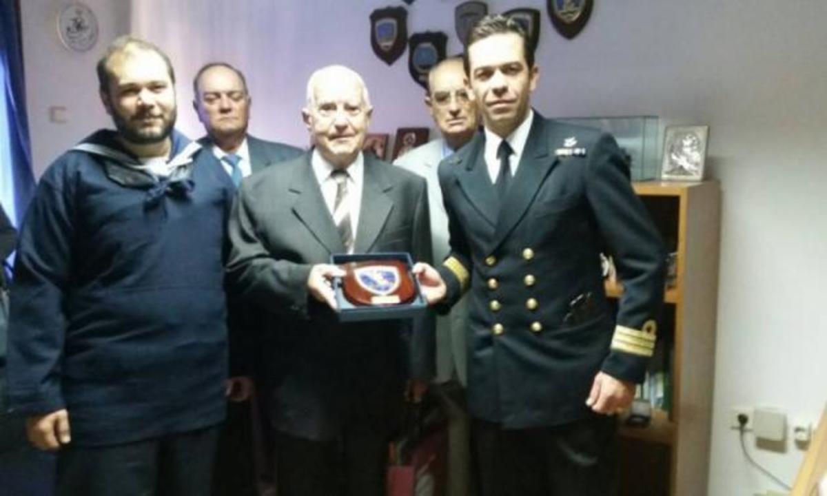 Δάκρυα χαράς στην τελετή βράβευσης του βετεράνου Ναύτη του θωρηκτού “Αβέρωφ” Αντώνιου Μαυράκη