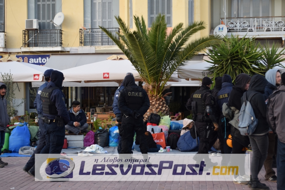 Λέσβος: Με παρέμβαση εισαγγελέα έφυγαν οι μετανάστες από την πλατεία Σαπφούς