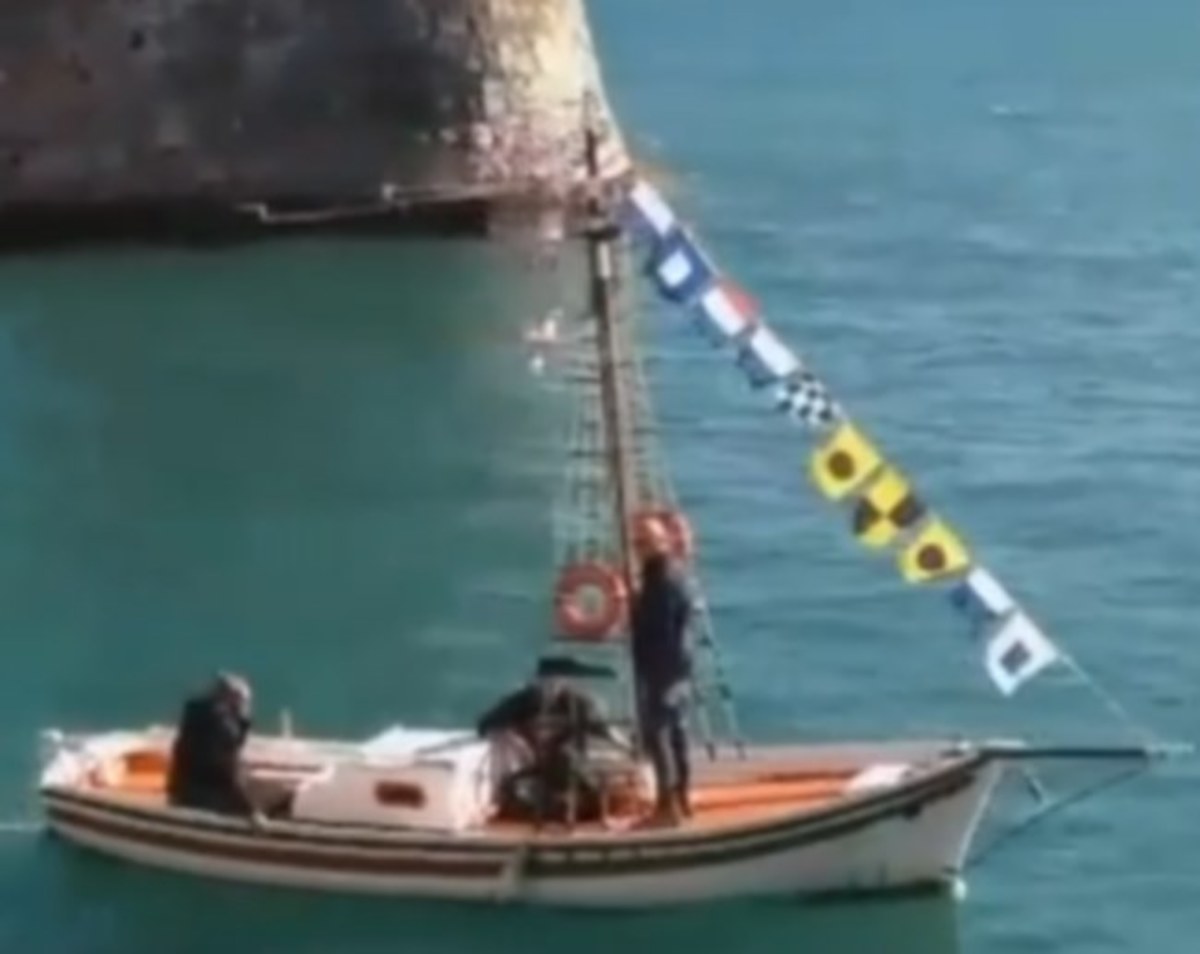Ναύπακτος: Σπαραγμός στην κηδεία του Ηλία Παλιάτσα – “Έκλαψε” η βάρκα του στο λιμάνι [pic, vid]