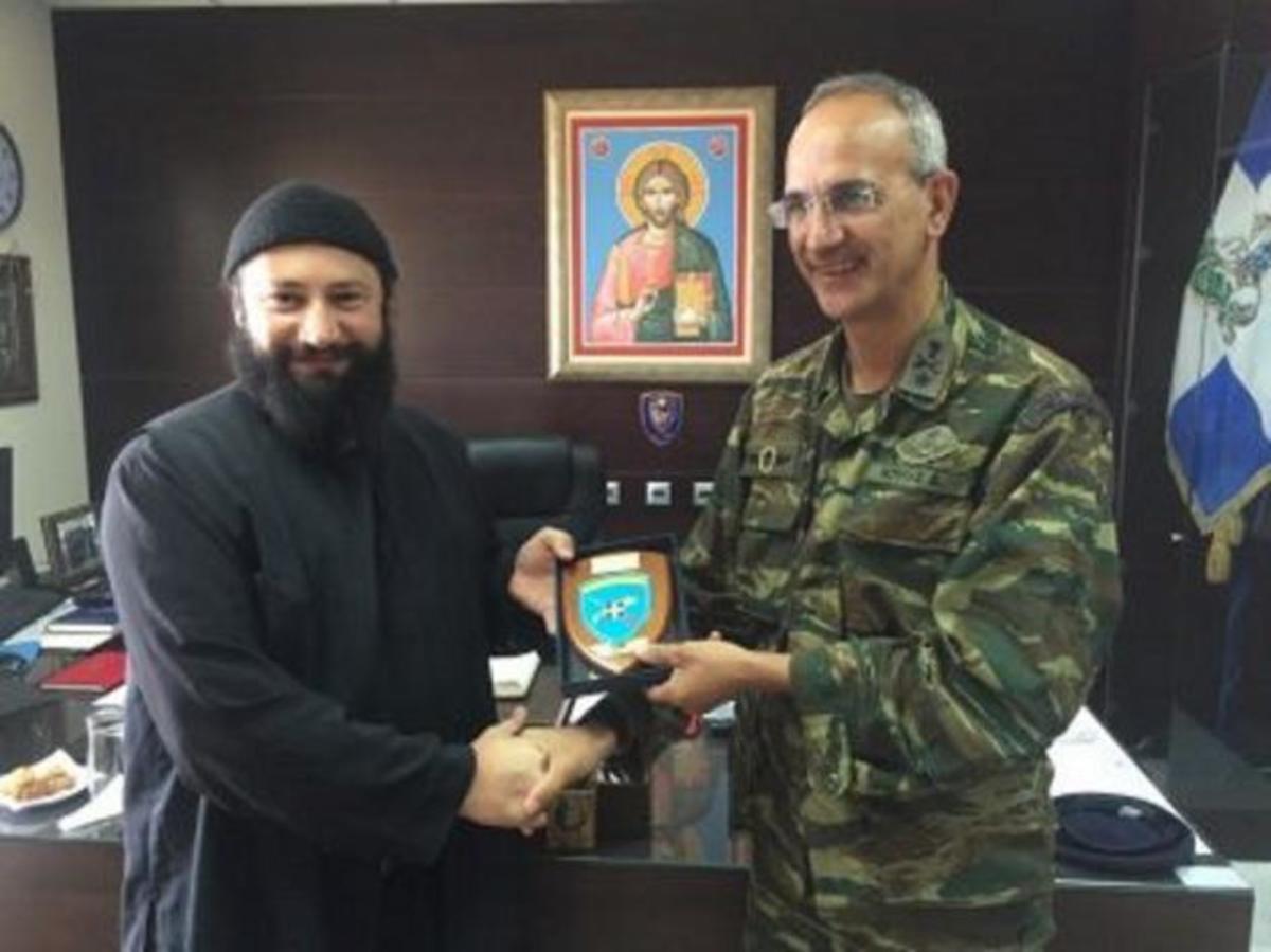 Τιμήθηκε ο παπάς  “βάτραχος” γέροντας Νικήτας!