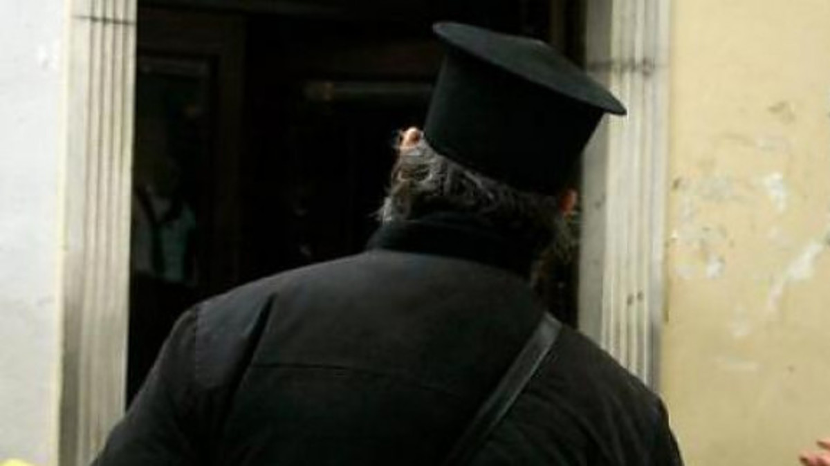 Η κρυφή κάμερα «έδωσε» το περίεργο «χόμπι» του ιερέα μέσα σε νεκροταφείο!