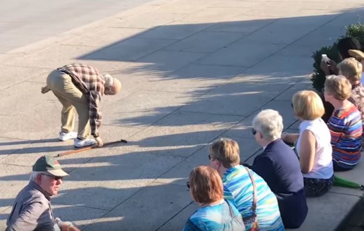 Γέρος σκύβει να πιάσει το μπαστούνι του – Τι συμβαίνει μετά κανείς δεν το περιμένει