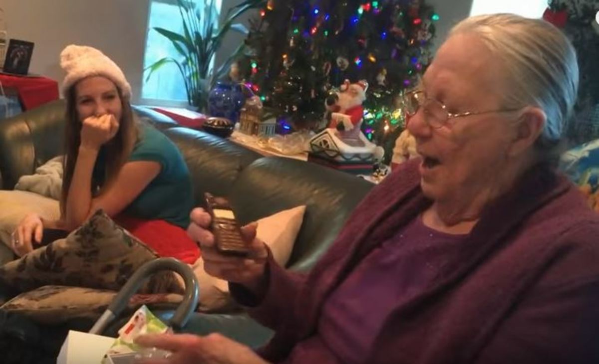 Έκαναν δώρο στη γιαγιά τους ένα κινητό – Δεν κατάλαβε ότι ήταν σοκολατένιο