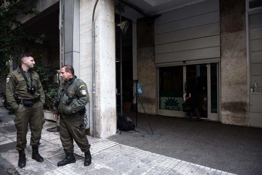 Λαχτάρησαν πάλι στα γραφεία του ΠΑΣΟΚ – ΙΧ παραλίγο να πάρει σβάρνα αστυνομικούς