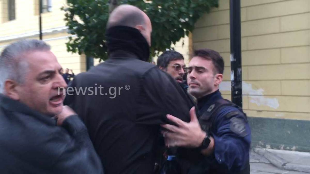 Το ξέσπασμα του πατέρα της Δώρας Ζέμπερη στα δικαστήρια! «Δείξτε μου ποιος είναι να τον σκοτώσω!»
