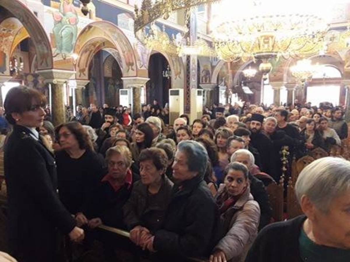 Αγρίνιο: Ουρές πιστών για την Τίμια Ζώνη της Παναγίας