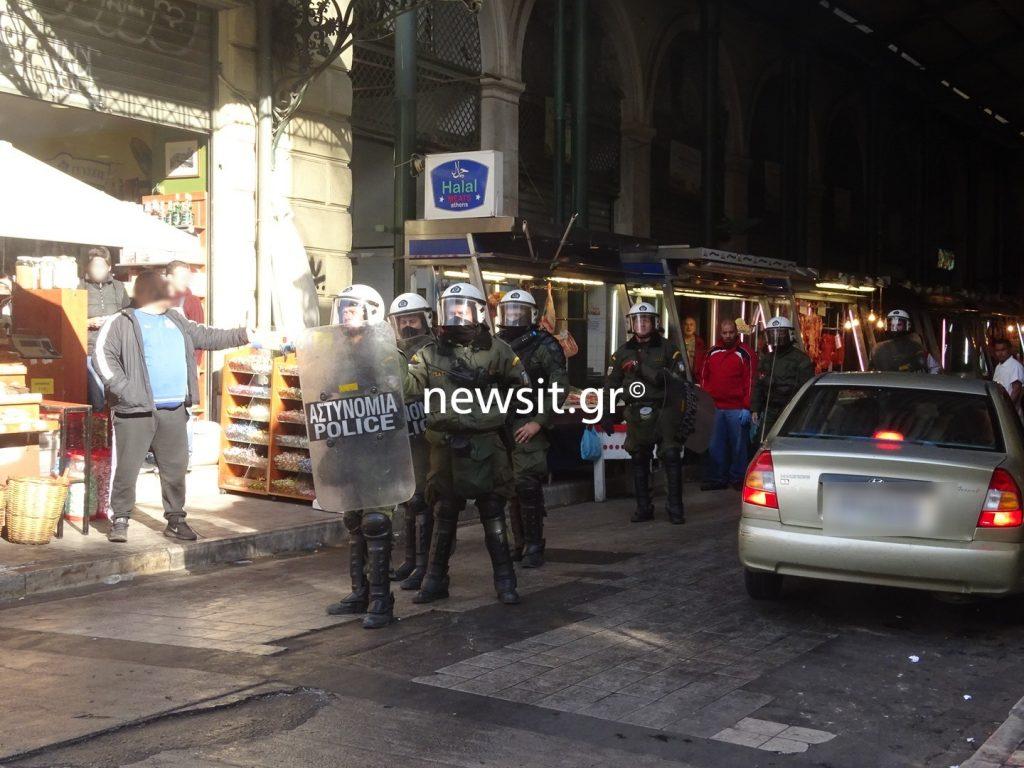 Πορεία των αντισπισιστών στην Ομόνοια – Τα ΜΑΤ φρουρούσαν τα… κρέατα στην Βαρβάκειο [pics]