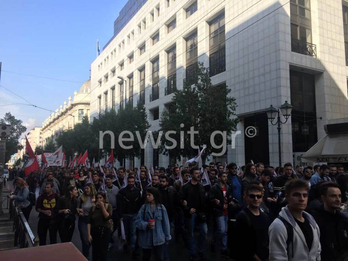 Πορεία φοιτητών στο κέντρο της Αθήνας – Πουλήστε τα F16 να πάρουμε βιβλία