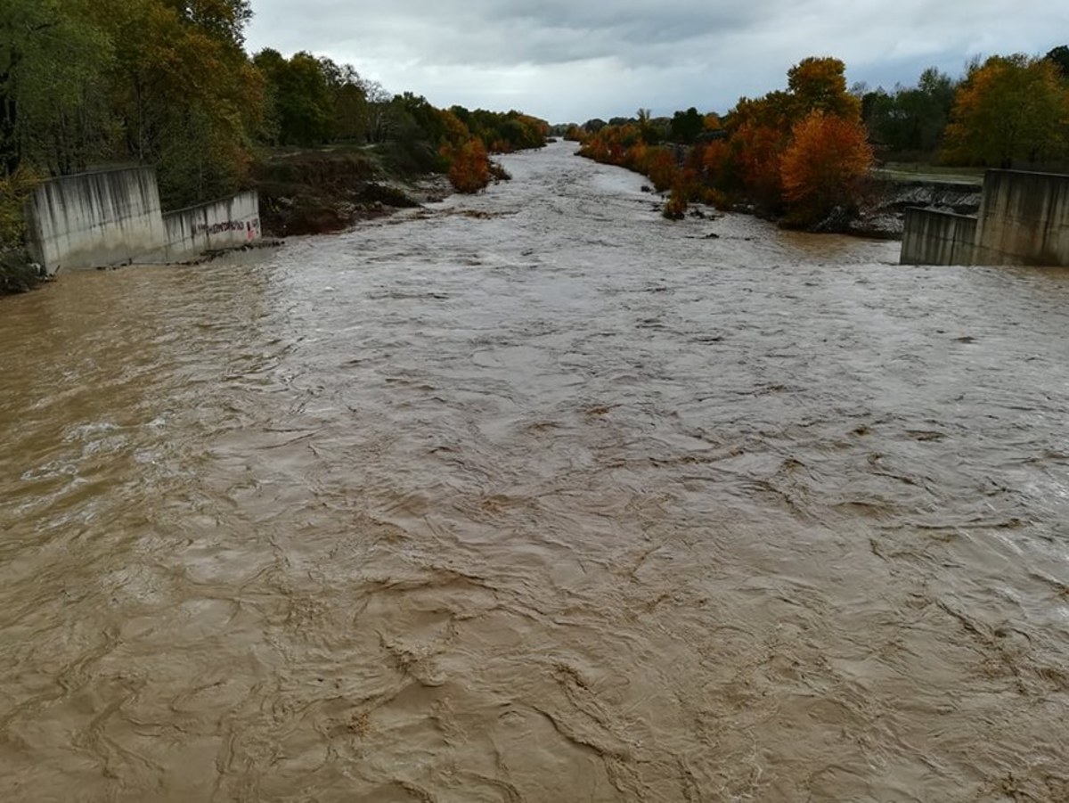 Φουσκώνει επικίνδυνα ο Πηνειός [pics, vid]