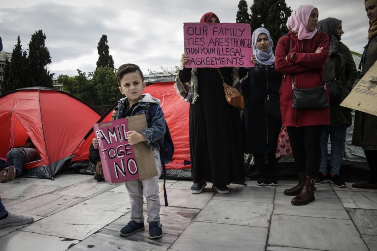 Απεργία πείνας προσφύγων στο Σύνταγμα – “Επίθεση” του Δήμου Αθηναίων στην κυβέρνηση
