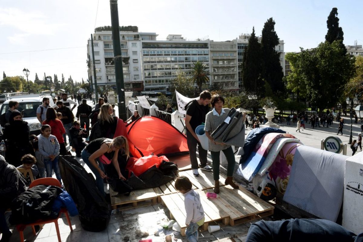 Τέλος η απεργία πείνας για τους πρόσφυγες στο Σύνταγμα – “Φεύγουμε για τα παιδιά μας” [pics]