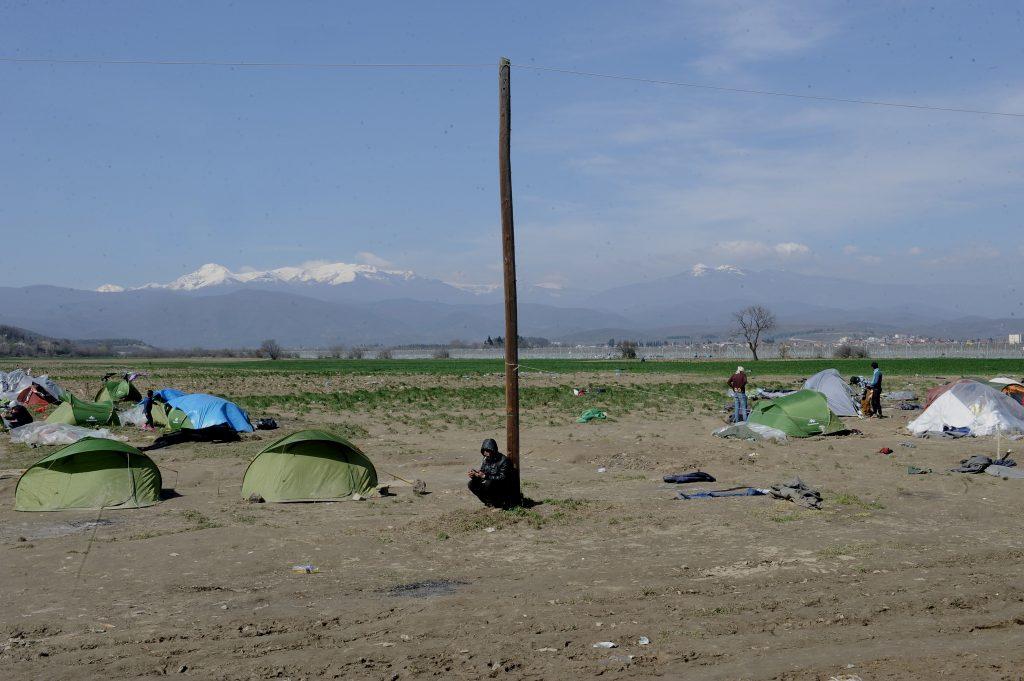 Επεισόδια στο hot spot των Θερμοπυλών – Ξύλο για μια θέση στο λεωφορείο