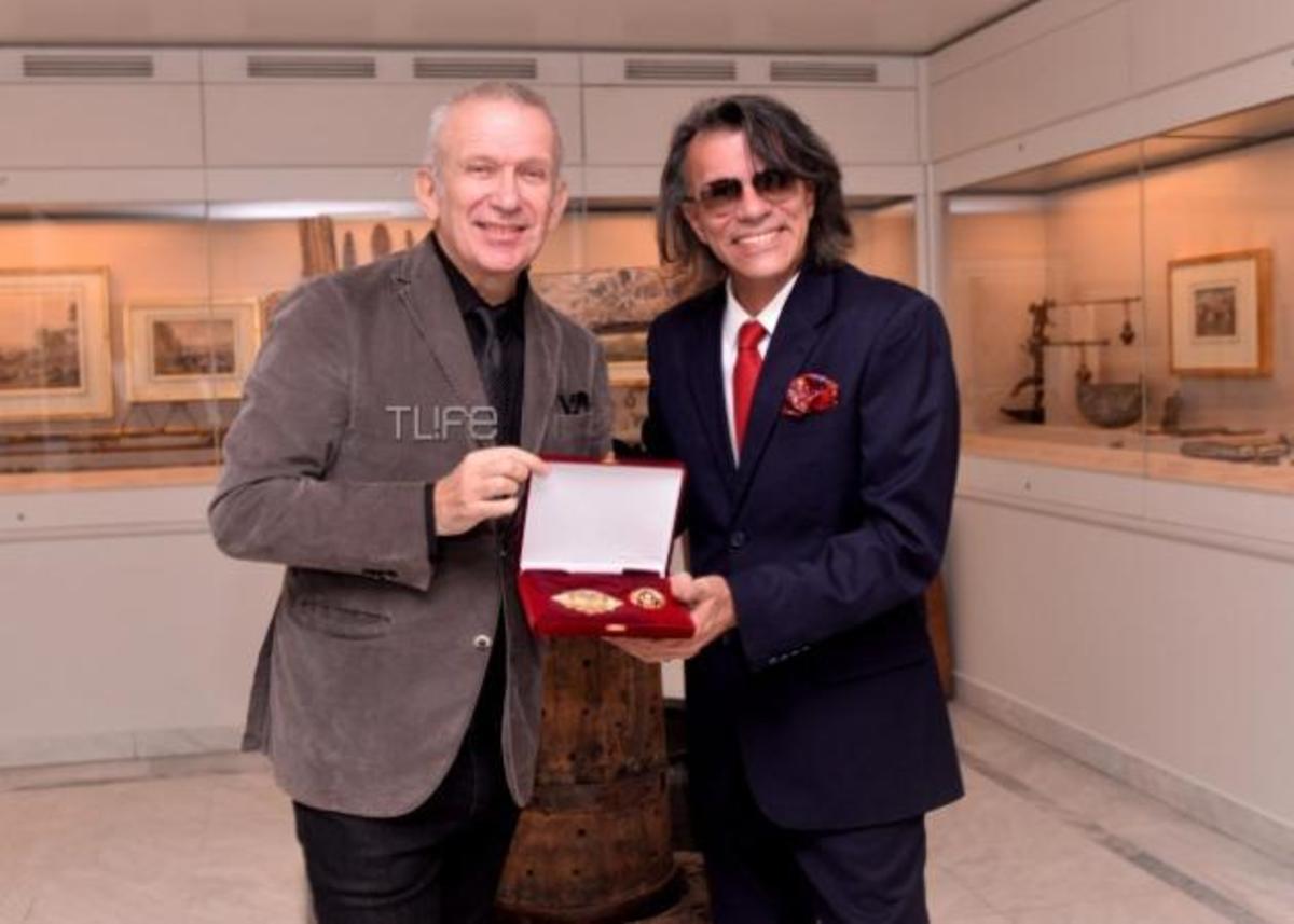 Ηλίας Ψινάκης:Γιατί έδωσε παράσημο στον διεθνούς φήμης σχεδιαστή μόδας Jean Paul Gaultier; [pics,vid]