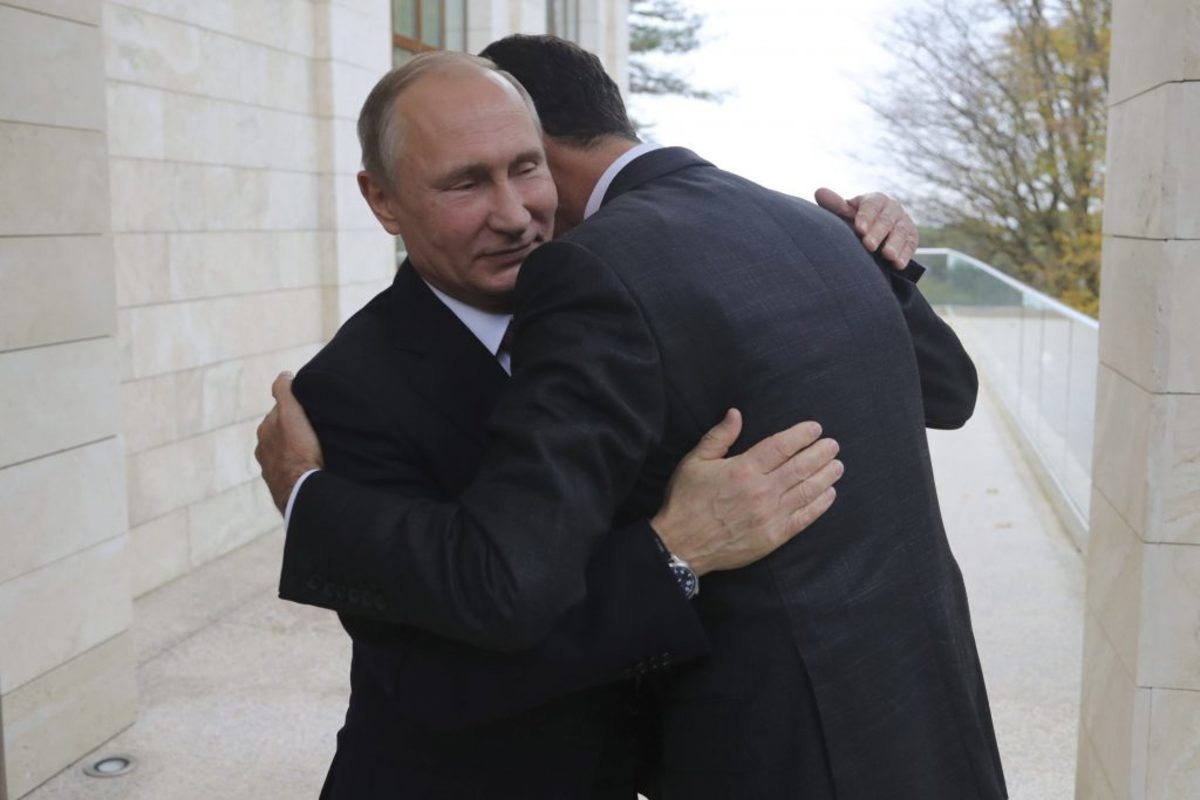 Η αγκαλιά του Πούτιν στον Άσαντ: Πώς ερμηνεύεται
