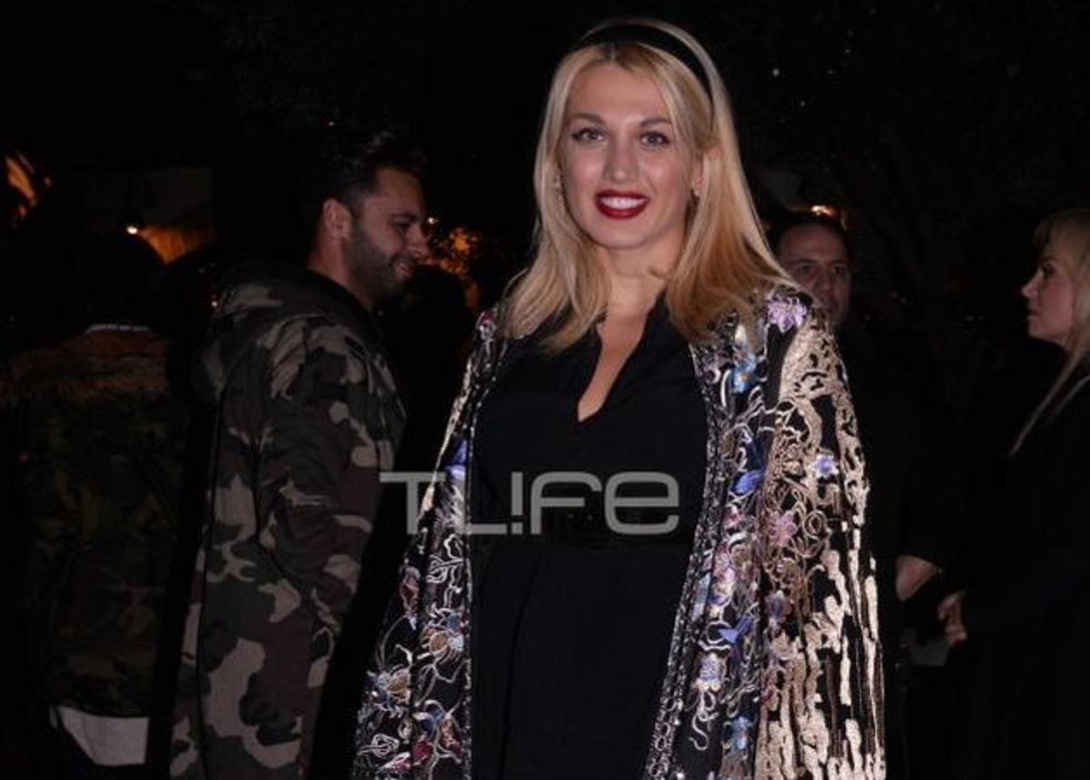 Kωνσταντίνα Σπυροπούλου: Με την μητέρα της στο θέατρο – Η εκπληκτική τους ομοιότητα [pics,vid]