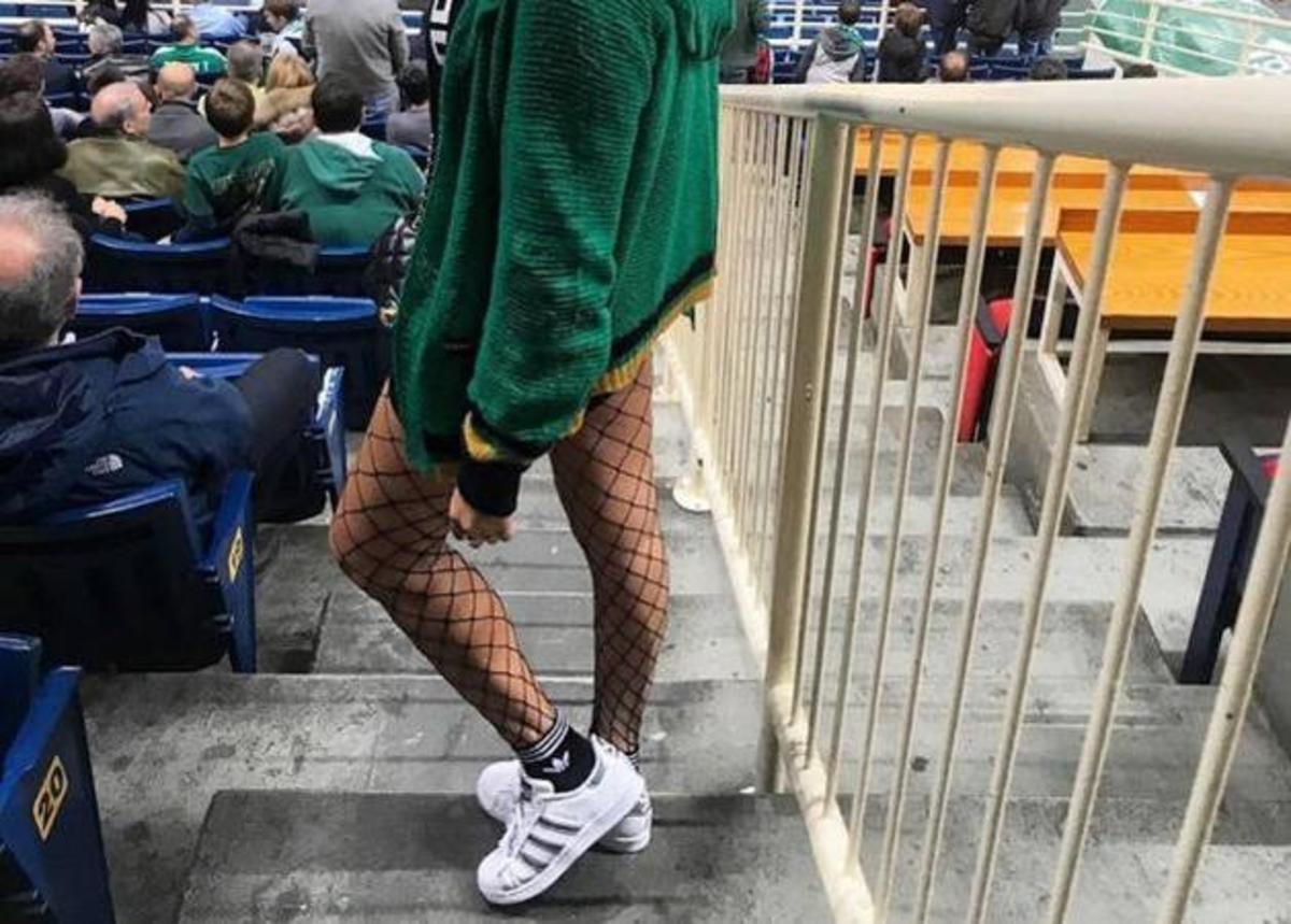 Ποια Ελληνίδα παρουσιάστρια πήγε με αυτή τη σέξι εμφάνιση στο γήπεδο; [pic]