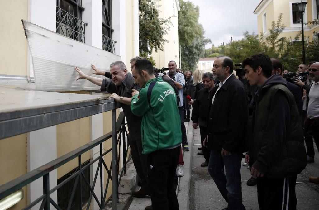 Ξεχειλίζει η οργή στα δικαστήρια! Πολιορκούν το κτίριο που είναι ο δολοφόνος της Δώρας Ζέμπερη!