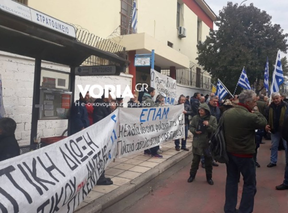 Θεσσαλονίκη: Ένταση στο στρατοδικείο για τους στρατιωτικούς που αρνήθηκαν να υπηρετήσουν σε κέντρο φιλοξενίας προσφύγων [vid]