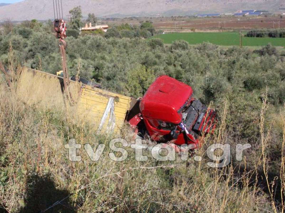 Ανατροπή νταλίκας στην παλιά Εθνική Λιβαδειάς – Λαμίας